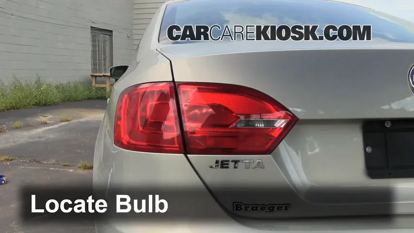 2011 Volkswagen Jetta SE 2.5L 5 Cyl. Sedan Éclairage Feux de marche arrière (remplacer une ampoule)